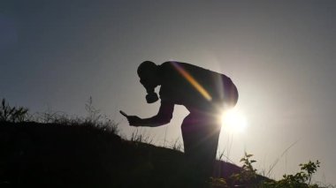 gaz maskesi Büyüteç araştırma bitki ve toprak siluet yavaş hareket ile olan adam