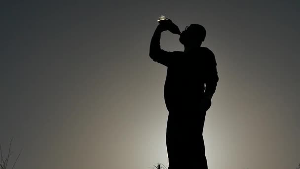 Sed Hombre Que Bebe Silueta Botella Cámara Lenta — Vídeos de Stock