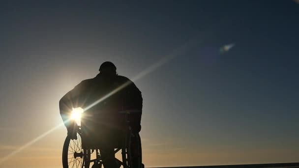 Behinderter Mann im Rollstuhl in Zeitlupe