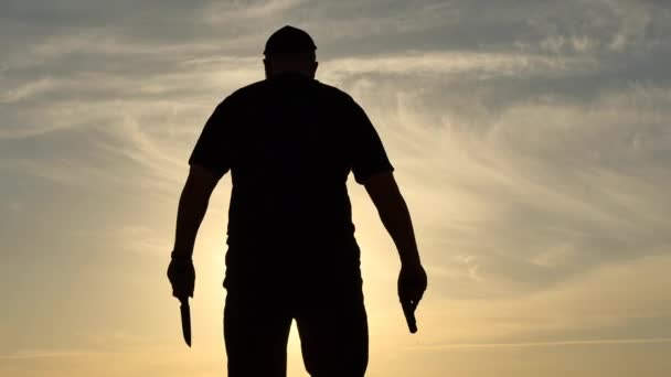 Hombre Entrega Gotas Cuchillo Pistola Silueta Cielo Fondo — Vídeos de Stock