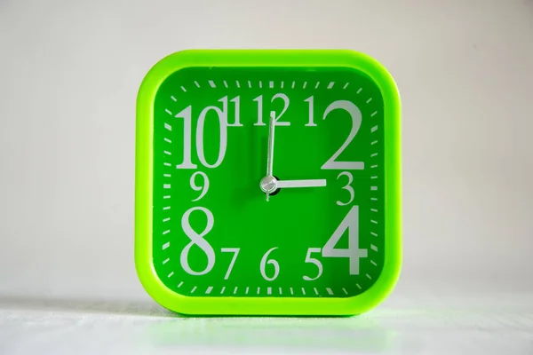 Reloj Verde Sobre Fondo Blanco —  Fotos de Stock