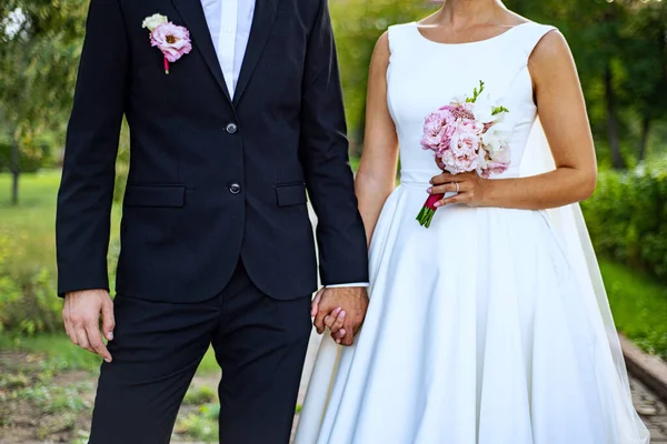 Stylish Summer Wedding Bride Groom Bouquet Bride Furry White Dress — Stock Photo, Image