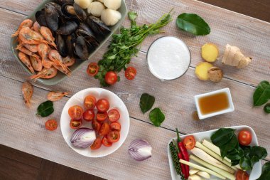 Evde yer elması çorbası pişiriyorum. Tayland Tom Kung Çorbası için malzemeler. Tayland yemeği. Sağlıklı yiyecekler. Egzotik yemekler. Geleneksel yemek. Üst görünüm.