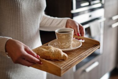 Karantina sırasında evde sade kahve hazırlayan bir kız. Taze demlenmiş sabah kahvesi. Kahve demliğinde ya da çakvada kahve yapmak.