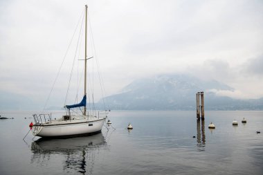 Como Gölü 'nde beyaz yelkenli yat. Su sporları. Lüks yaşam tarzı ve açık hava aktiviteleri kavramı..