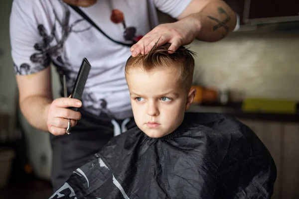 Fryzjer Fryzjer Domu Męska Dziecięca Fryzura Fryzjer Obcina Chłopca Stylowa — Zdjęcie stockowe