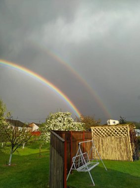 Kırsal alanda tam gökkuşağı