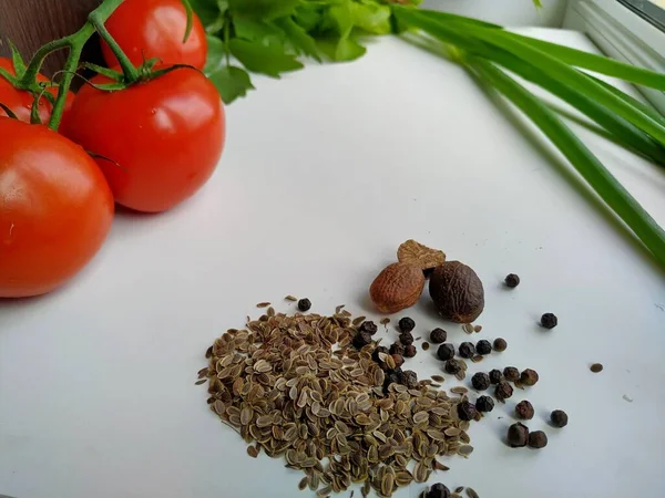 Especiarias secas: endro, pimenta preta, noz-moscada no fundo de legumes e ervas — Fotografia de Stock