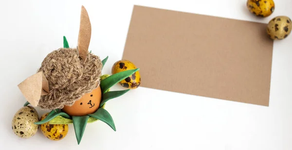 DIY el yapımı tavşancık yeşil yapraklarla çevrili bir stantta oturuyor, doğal, üst manzara