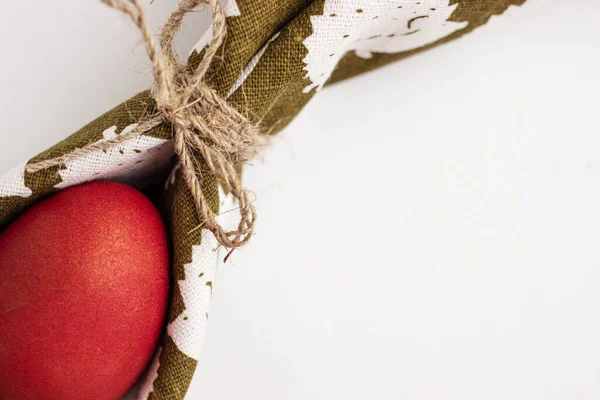 Yeşil bir boho stili peçetede çok güzel servis ediliyor. Kırmızı paskalya yumurtası, ev dekoru, kırsal.