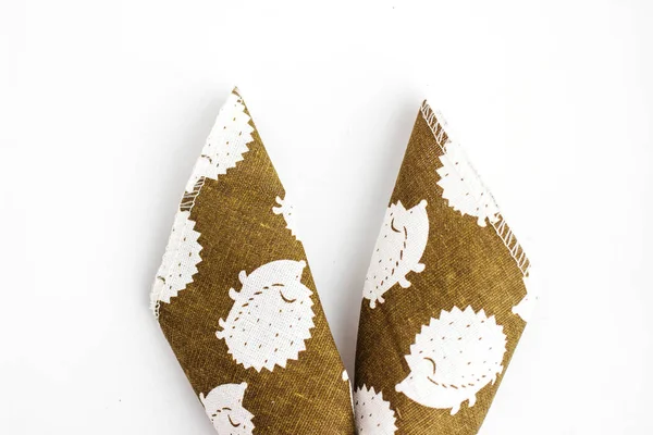 Bir el yeşil çimlerin üzerinde köyün şapkasında Paskalya Tavşanı yaptı.