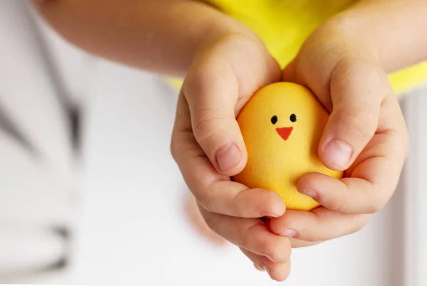 Çocuk ellerinde sarı tavuk, bağış ve aile sigortası konsepti, dünya sağlık günü, koruyucu aile evlat edinme