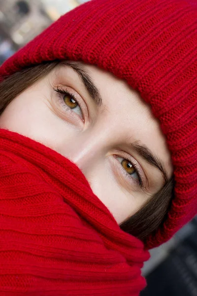 Koronavirüsten korkan genç bir kadının fotoğrafı.