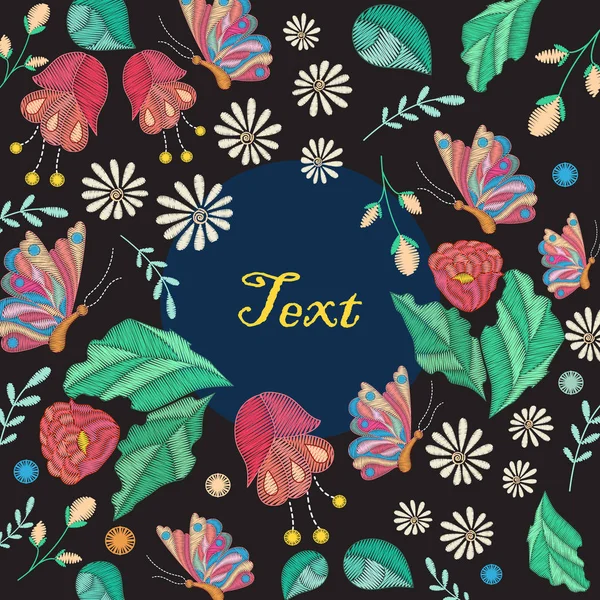 Fondo decorativo vectorial con diseño bordado y lugar para texto. Patrón floral de color con flores bordadas, hojas y mariposa — Vector de stock