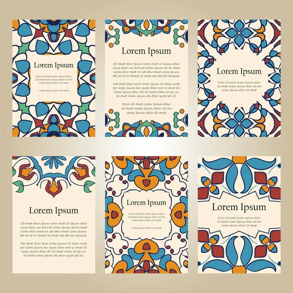 Conjunto vectorial de plantillas de folletos coloridos para negocios e invitaciones. Portugués, marroquí; Azulejo; árabe; ornamentos asiáticos — Archivo Imágenes Vectoriales