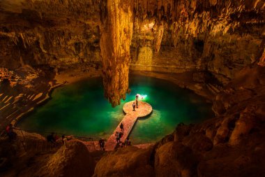 Cenote Suytun, Yucatan, Meksika 'da dev bir sarkıt.