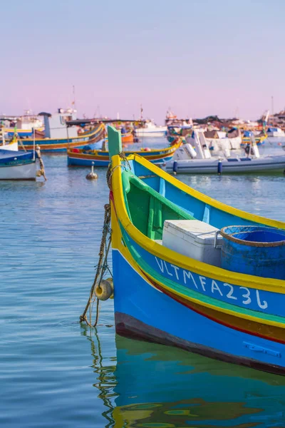 Marsaxlokk köyünde renkli bir tekne.