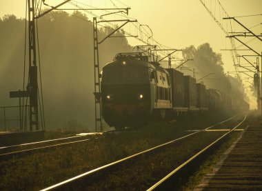 Sabah ışığında kargo treni 