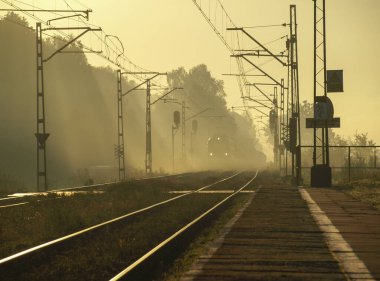 Kargo treni sabah sisinden çıkıyor.