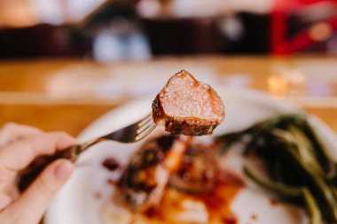 Tabakta fasulye soslu fırında ördek. Restorandan bir tabak..