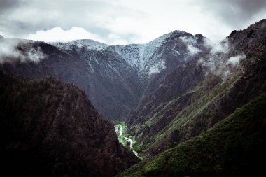 Karanlık Kara Kanyon Görünümü Sabah sisli bulutlu