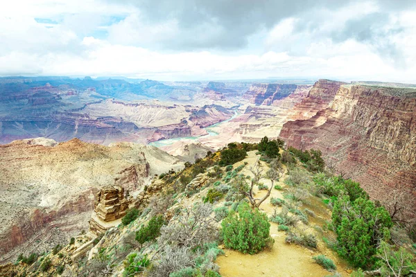 Arizona 'daki Büyük Kanyon ve Colorado Nehri' nin güzel manzarası.
