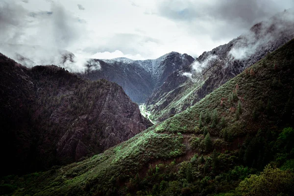 Karanlık Kara Kanyon Görünümü Sabah sisli bulutlu