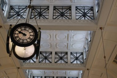 Bir istasyonu dekore eden eski bir saat