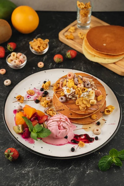 Pancake Stroberi Dengan Krim Stok Gambar Bebas Royalti