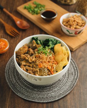 Tavuk Erişte Baharatlı sarı buğday eriştesi üstü tavuk eti