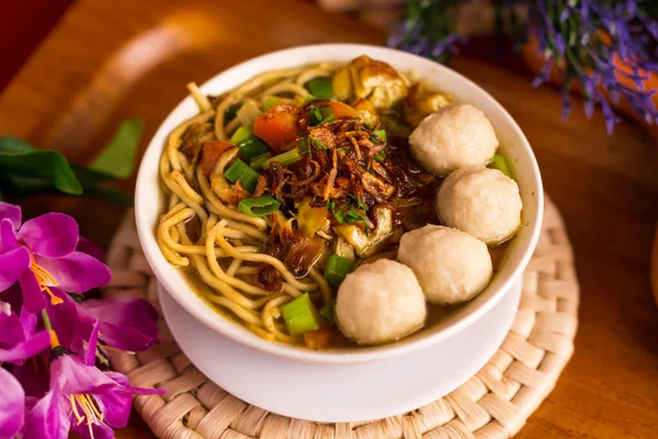 Sup Mie Indonesia Miso Dengan Bola Daging — Stok Foto