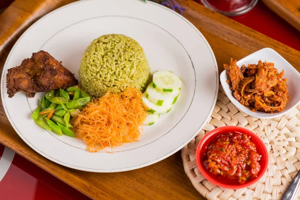 Nasi Campur Nasi Indonesia Dengan Berbagai Hidangan Sampingan — Stok Foto