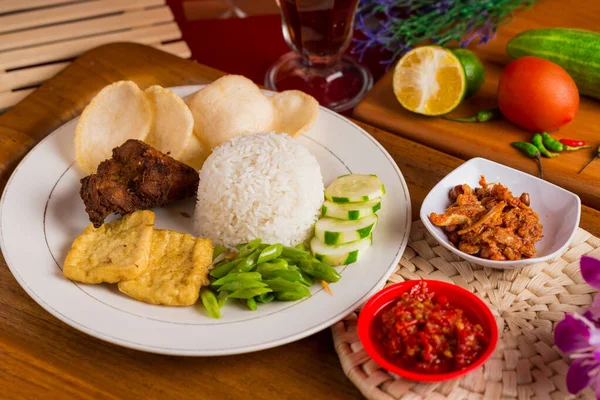 Nasi Campur Indonesisk Ris Med Forskellige Sideretter - Stock-foto