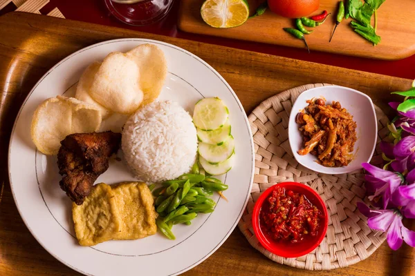 ナシキャンプ インドネシア米の様々な副菜 — ストック写真
