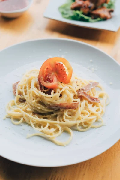 Spaghetti Pasta Carbonara Mit Speck Und Parmesan — Stockfoto