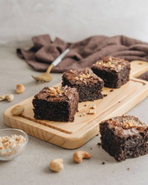 Badem kabuklu taze çikolatalı brownie.