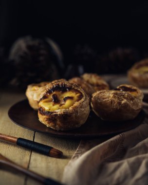 Taze pişmiş yumurtalı tart Portekiz tatlısı.