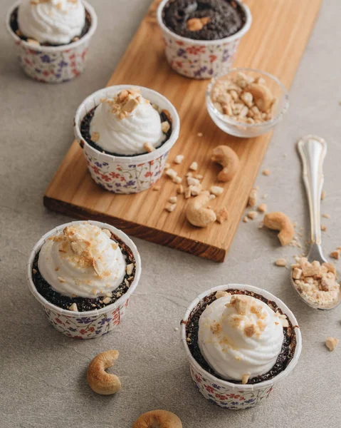 Cupcake Dengan Buttercream Dan Almond — Stok Foto