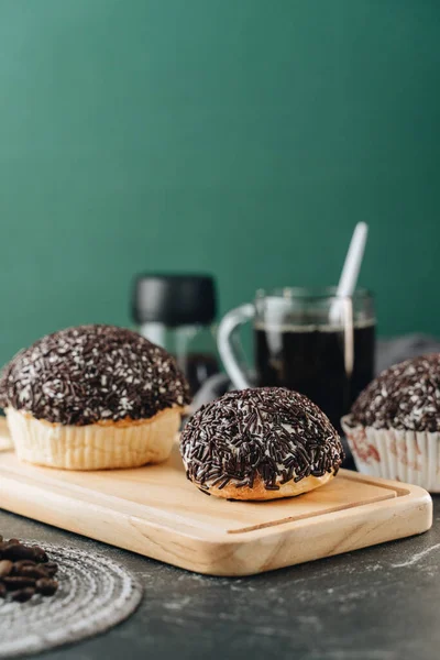 Donuts Dekoriert Zuckerguss Und Streusel — Stockfoto