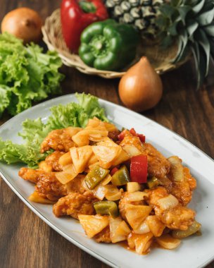 Ananaslı tatlı ve ekşi tavuk Saus ayam asam manis dengan nanas