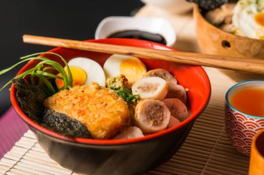 Asya erişte çorbası, tavuklu ramen.