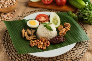 Haşlanmış yumurta ve sebzeli Endonezya Nasi lemak vejetaryeni