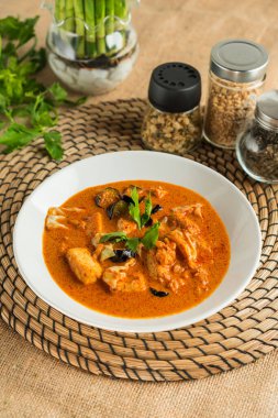 Lezzetli baharatlı köri / kari