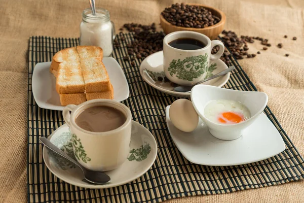 Desayuno Tradicional Asiático Combinación Huevos Medio Cocidos Tostadas Café —  Fotos de Stock