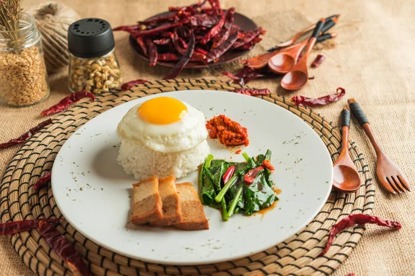 Nasi Campur Vegetarian Dengan Sisi Cerah Telur Dan Sayuran — Stok Foto