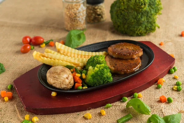 Vegetarian Hot Plate Steak Dengan Kacang Polong Dan Brokoli — Stok Foto