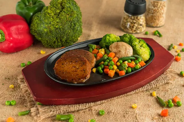 Vegetarian Hot Plate Steak Dengan Kacang Polong Dan Brokoli — Stok Foto