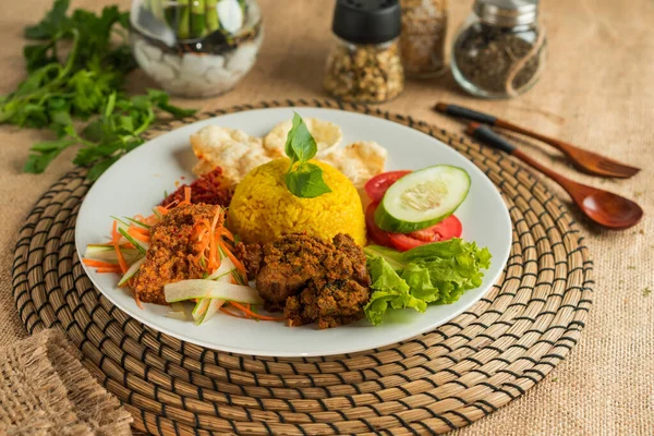 Indonezyjski Tradycyjny Żółty Ryż Nasi Kuning Kunyit — Zdjęcie stockowe