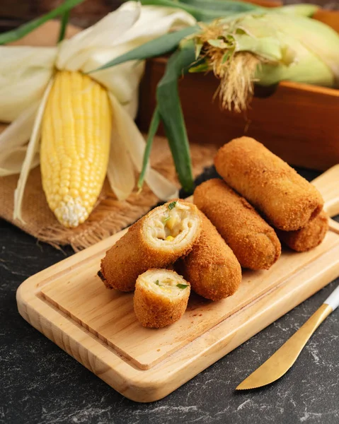 Indonesian Crispy Fried Corn Spring Rolls Rissoles Stok Gambar