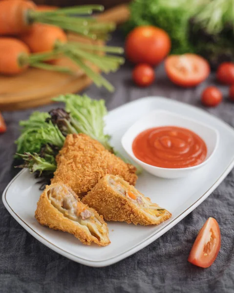 Indonesia Crispy Rissole Diisi Dengan Daging Cincang Dan Wortel — Stok Foto